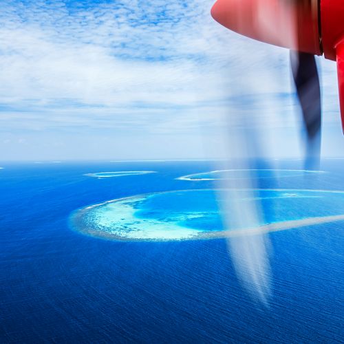 Maledivy z ptačí perspektivy - let hydroplánem