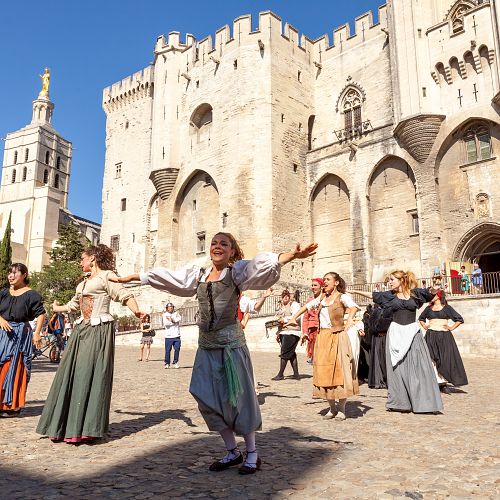 Tancování na slavném mostě v Avignonu