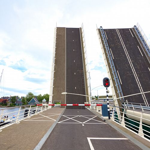 Zastavení se u zvedacích mostů nad kanály