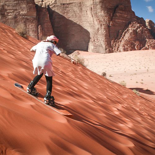 Šplhání a snowboarding po písečné duně