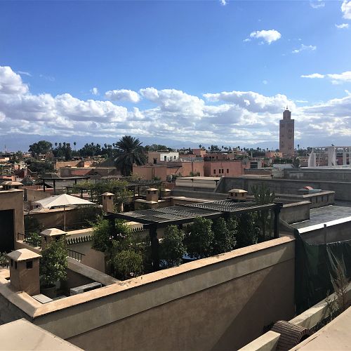 Odpočinek na střechách Marrákeše