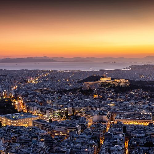 Osvěžující vyhlídka na noční Athény