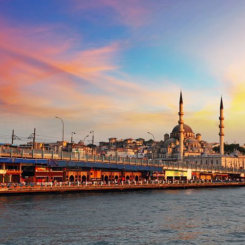 Výhled na malebné panorama Istanbulu z Galatského mostu