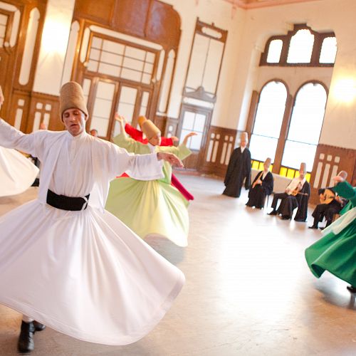 Sledování tanečního vystoupení tureckých dervišů