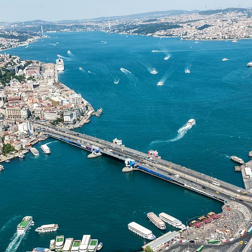 Výhled na malebné panorama Istanbulu z Galatského mostu