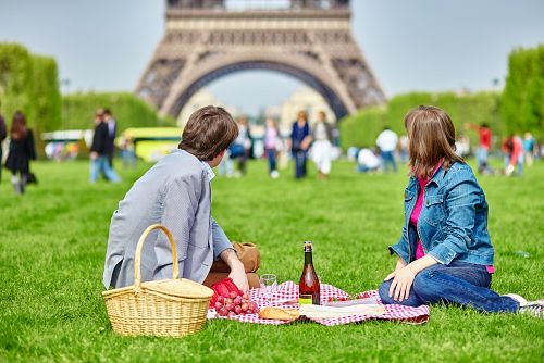 Piknik pod Eiffelovkou