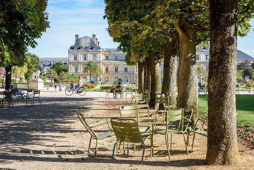 Pařížské Lucemburské zahrady přímo vybízejí k odpočinku