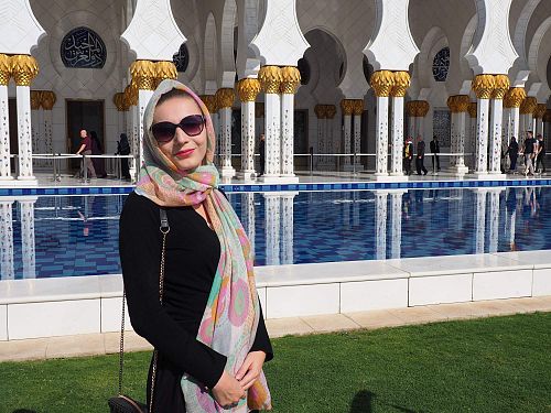 Na prohlídku mešity šejka Zayeda v Abú Dhabí je nutné zvolit i náležité oblečení