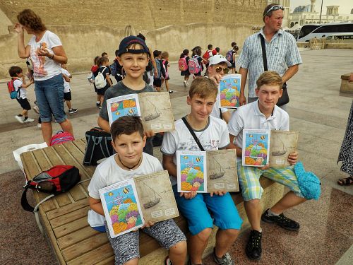 Mladí cestovatelé se svými deníky na zájezdu v Dubaji