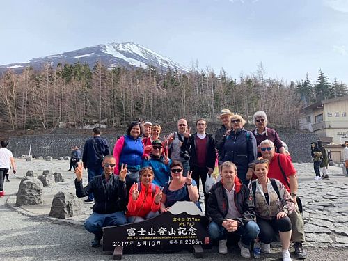 Naši cestovatelé pod horou Fudži