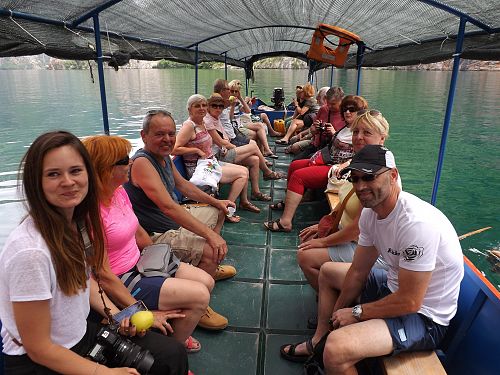 Naši cestovatelé si užívají plavbu po jezeře Komani