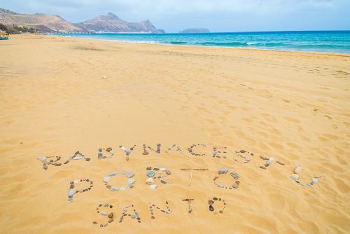 Dlouhá písečná pláž na ostrově Porto Santo