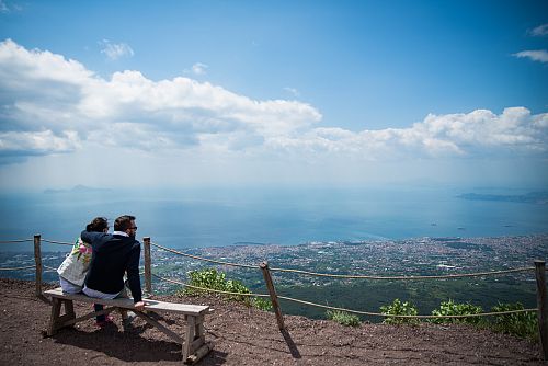 Pohled z Vesuvu na pobřeží Neapole