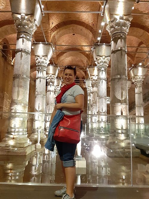Baziliková cisterna neboli turecky Yerebatan Sarnıcı je jednou z nejpodivuhodnějších památek v tureckém Istanbulu a paní Beáta ji měla možnost s námi prozkoumat....