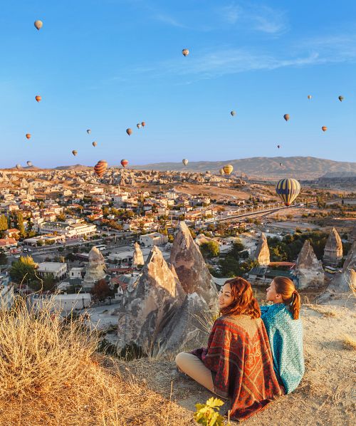 Výhled do údolí s barevnými vzdušnými balony nad údolím Kappadokie v Turecku