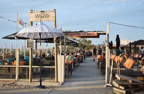 Holandský bar na pláži je obdobou třeba těch kubánských