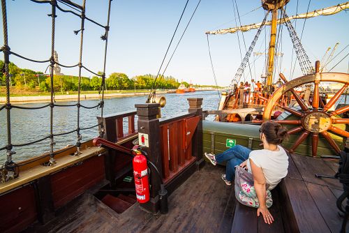 Jedinečným zážitkem v Gdaňsku je plavba lodí na Westerplatte.