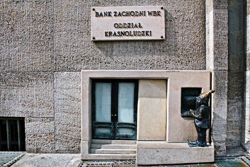 Slavní trpaslíci mají ve Wroclawi vlastní banku i bankomat.