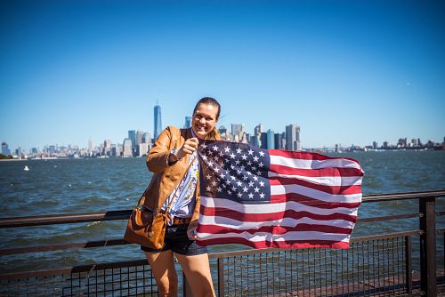 Manhattan v pozadí americké vlajky a průvodkyně