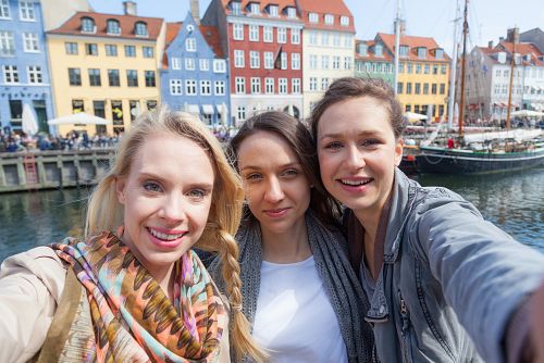 Selfie v Kodani s barevnými domy v pozadí ve čtvrti Nyhavn