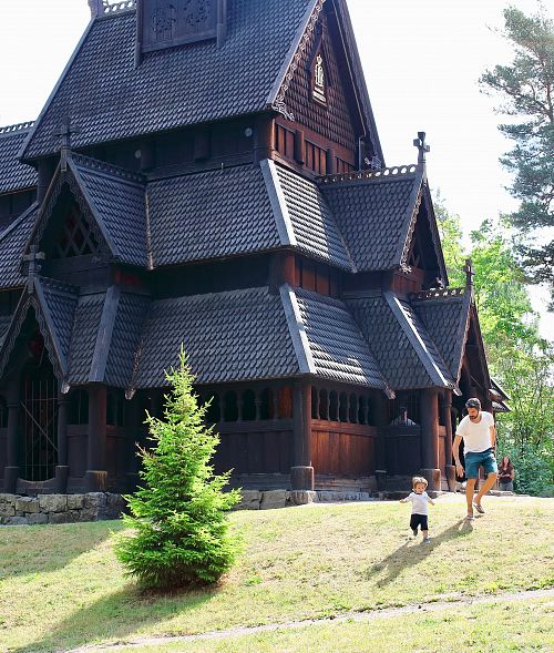 Hrázděný kostel původně postavený ve městě Gol, ale nyní umístěný v Norském muzeu kulturní historie v Bygdøy v Oslu