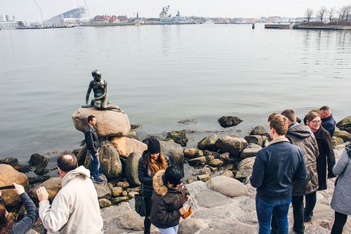 Malá mořská víla - Den lille Havfrue, bronzová socha Edvarda Eriksena, socha vystavená na skále u vody, promenáda Langelinie