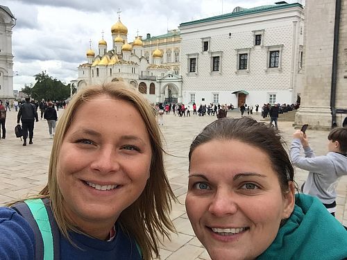 Naše klientky pózují na Chrámovém náměstí, které tvoří architektonický střed Kremlu