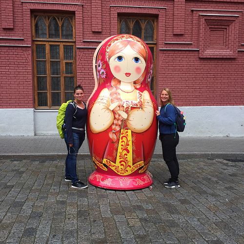 Velká Matrjoška za hradbami Kremlu - uvezli byste takový suvenýr?
