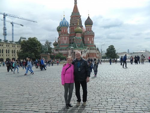Rudé náměstí a chrám Vasila Blaženého v Moskvě je srdcem celého Ruska