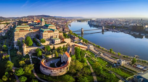 Budapešť protíná veletok Dunaj