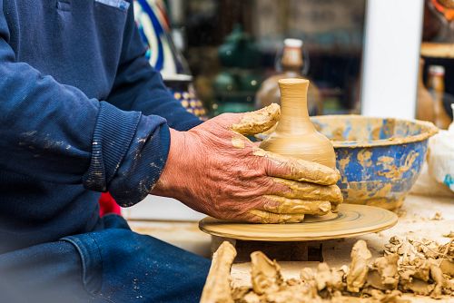 Výroba tradiční keramiky v Kütahya