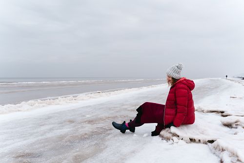 Zamrzlá pláž u města Jurmala