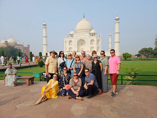 Naše skupinka cestovatelů u Taj Mahalu