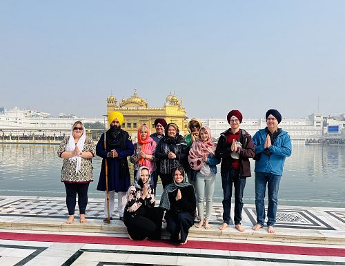 Skupinka cestovatelů před Zlatým chrámem