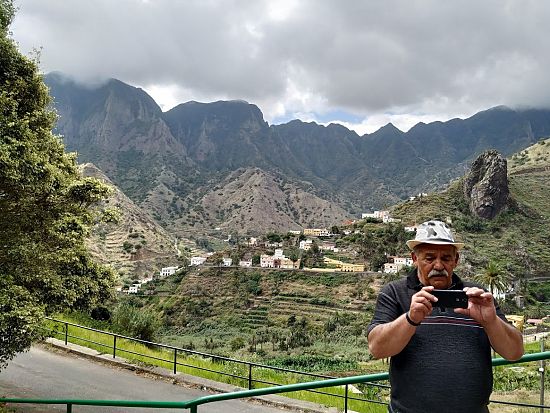 Zažili jsme nezapomenutelný zájezd na Tenerife, kde jsme byli také na jednodenním výletu na ostrově Gomera.Poprvé a asi i naposledy jsme jeli jeepama v horách. Pro nás důchodce to byla podívaná na ty hory přímo úchvatná.A což teprve ta jízda, po úzkých cestách ,mnohdy až nebezpečných (aspoň my jsme si to mysleli).Obdivovali jsme místní obyvatele co tam dokázali postavit, ty jejich banánové políčka a ta jejich pískací řeč! A tak jsme fotili, fotili a fotili a při prohlížení těchto fotek budeme vzpomínat na nádhernou akční dovolenou.