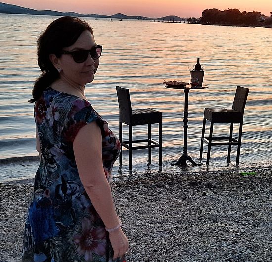 Pozvání na romantickou večeři při západu slunce v malém rybářském městečku Pirovac.
