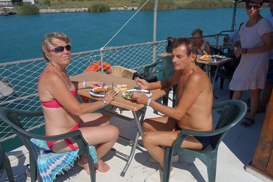 Ve svém seniorském věku jsme se poprvé podívali s manželem do Turecka. Oběd podávaný na lodi,
manžel spokojeně přivírá oči na důkaz toho, že je vše chutně připraveno, doporučujeme, max. spokojenost.  