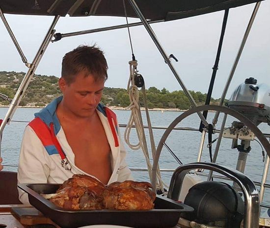 Pečená vepřová kolena na jachtě v Chorvatsku - aneb je třeba na dovolené nehladovět.
