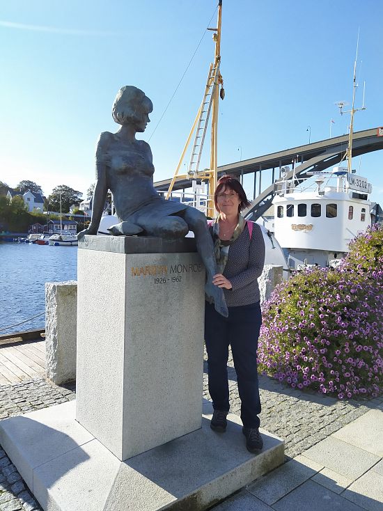 V městečku Ryvadren jsem se setkala se slavnou rodačkou herečkou Marylin Monroe. V okolí je možno navštívit maják s pomníkem na ztroskotání trajektu.