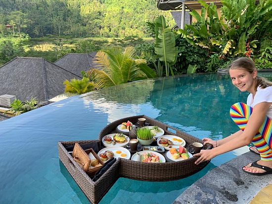 Bali okouzluje tropickou přírodou, hinduistickými chrámy, sopkami i relaxační atmosférou, ale ...... už vám někdy připlavala snídaně? Prostě byl to pro nás exotický ráj po všech stránkách. 