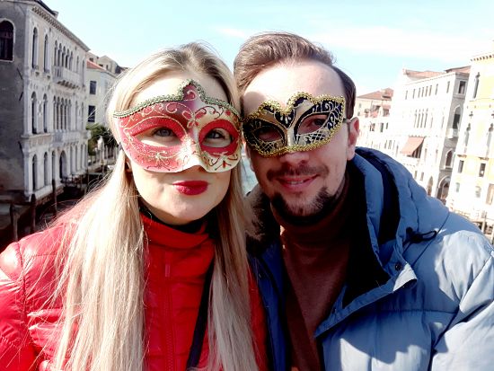 Veselá a jedinečná atmosféra v Benátkách. Byli jsme unešení a vtaženi do italské pohody. Karneval jsme si vychutnali se vším všudy- selfie s maskami, pizzy, aperoly, kávy. Večerní projížďka lodí.