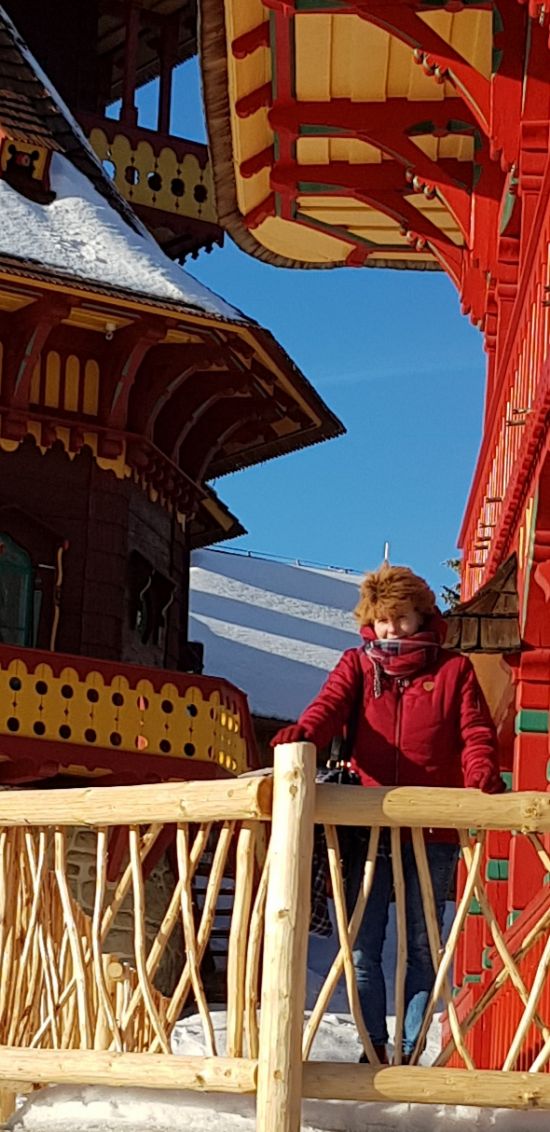 Jako malá jsem jezdila s mámou na Pustevny, do malebného kouta našich Beskydských hor. Vlakem. V batůžku svačina, termoska s čajem. Nahoru lanovkou, dolů pěšky. Stereotyp, který se neomrzel. Místo, na které se stále ráda vracím. Ale už tenkrát jsem si přála poznat, celý svět. Letos mám díky zlomenému kotníku cestovatelskou stopku. Cestování je má vášeň, hnací motor do života. Tak snad mě ještě ty moje nohy někam donesou.