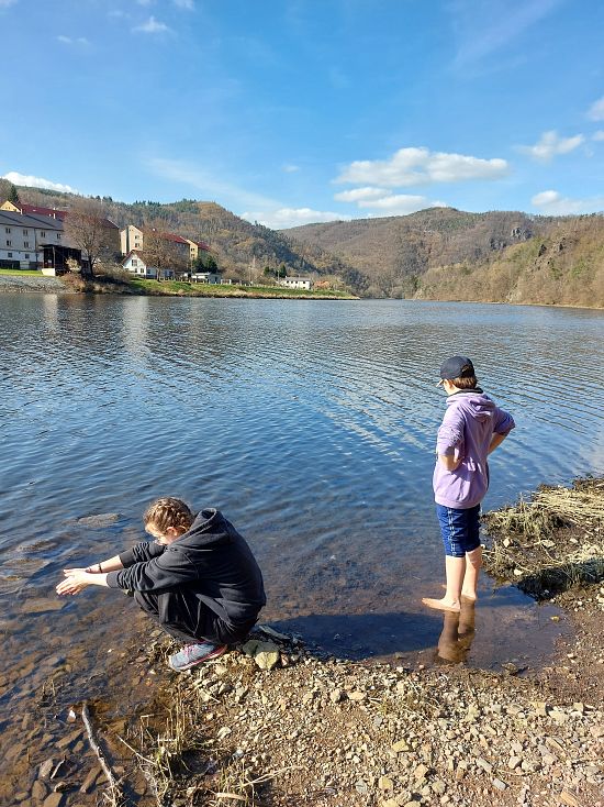 Já cestuju po Česku, protože jsem sama s dětmi. Už jenom na chvíli vypadnout a podívat se někam je vždycky zážitek a odpočinek. Člověk se taky naučí improvizovat a nenervovat se. Potká milé lidi. A můžu ukázat dětem, že na velké zážitky nejsou potřeba velké peníze. Miluju to.Poslední můj zážitek asi je, když jsme šli s dětmi od rozhledny Milada do Solenice, a aby nám to uteklo, vymýšleli jsme si příběhy, a tak jsme se nechali unést, že jsme ztratili značku a pak jsme bloudili kolem Vltavy. 