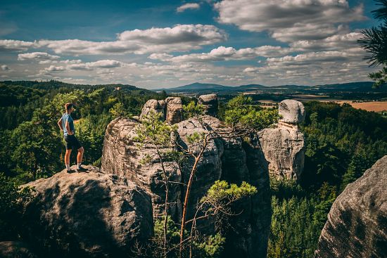 Cestování mě naplňuje po všech stránkách. Přináší neuvěřitelné uspokojení, nové vědomosti a rozvíjí kreativitu při fotografování. Přineslo mi také spoustu přátel z celého světa. Zážitky z cest mi nikdo nikdy nevezme, cestování je tedy pro mě i ta nejlepší finanční i časová investice. Při příjezdu z ciziny si ovšem také pokaždé uvědomím jednu důležitou věc, a to, že můžeme být rádi, kde žijeme, a jak se tady máme dobře. Naše země si tedy také jednou za čas zaslouží výlet, třeba do Českého Ráje...