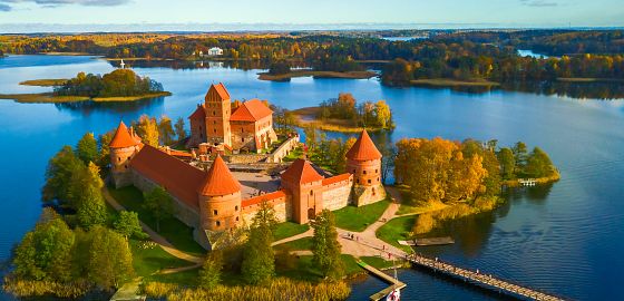 NOVINKA: Úzké uličky, impozantní barokní kostely, idylický hrad na vodě… Poznejte historické poklady Vilniusu