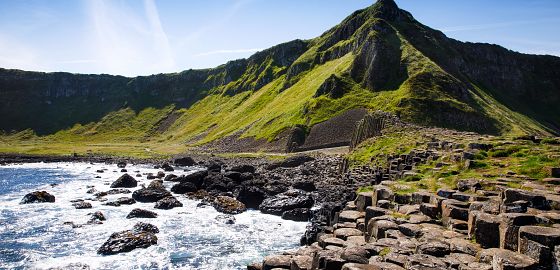 NOVINKA: Obrův chodník, atmosféra dávných dob a prehistorický kamenný kruh v hrabství Down. Severní Irsko vám vezme dech