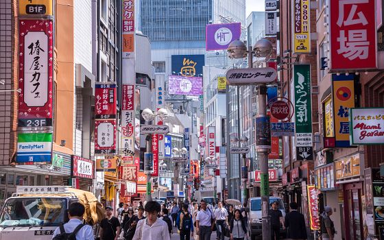 Čtvrť Shibuya: najdete tady nákupní ulici, love hotely či svatyni císaře Meiji