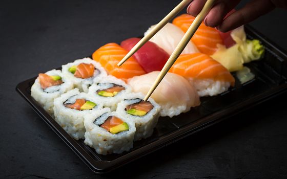Vyznejte se v sushi: Jak ho jíst i nejíst a kde se vlastně vzalo? Ochutnejte japonský fenomén jako místní!