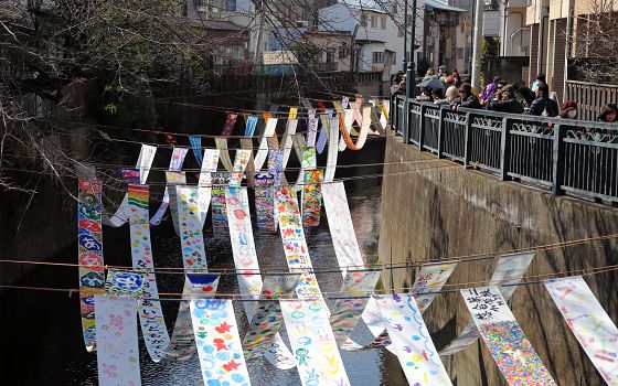 Festival Some no Komichi – barvení látek: úchvatná galerie na řece, kterou turisté dosud nestihli objevit