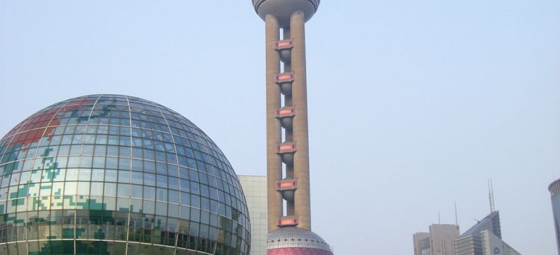 pohled na Perlovou věž od řeky Suzhou